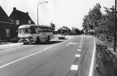 839758 Gezicht op het Hofland te Mijdrecht, uit het noorden, na de verbetering van de weg.